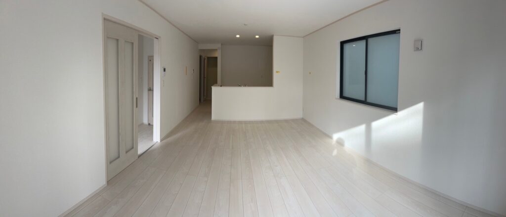 沖縄市の白系フローリングにフロアコーティングを施工した仕上がり