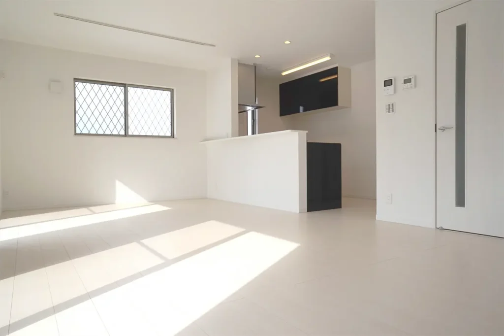 那覇市のマンションで入居前にフロアコーティングを検討する室内
