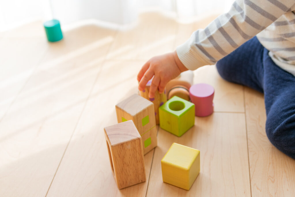子どもが自分でおもちゃを片付けやすい収納とキッズスペースを設けたリビング
