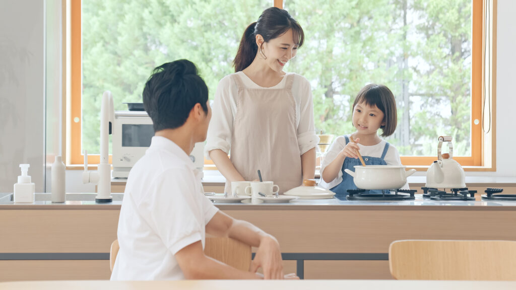 対面キッチンから子どもの様子を見守れる子育てしやすいリビングの間取り