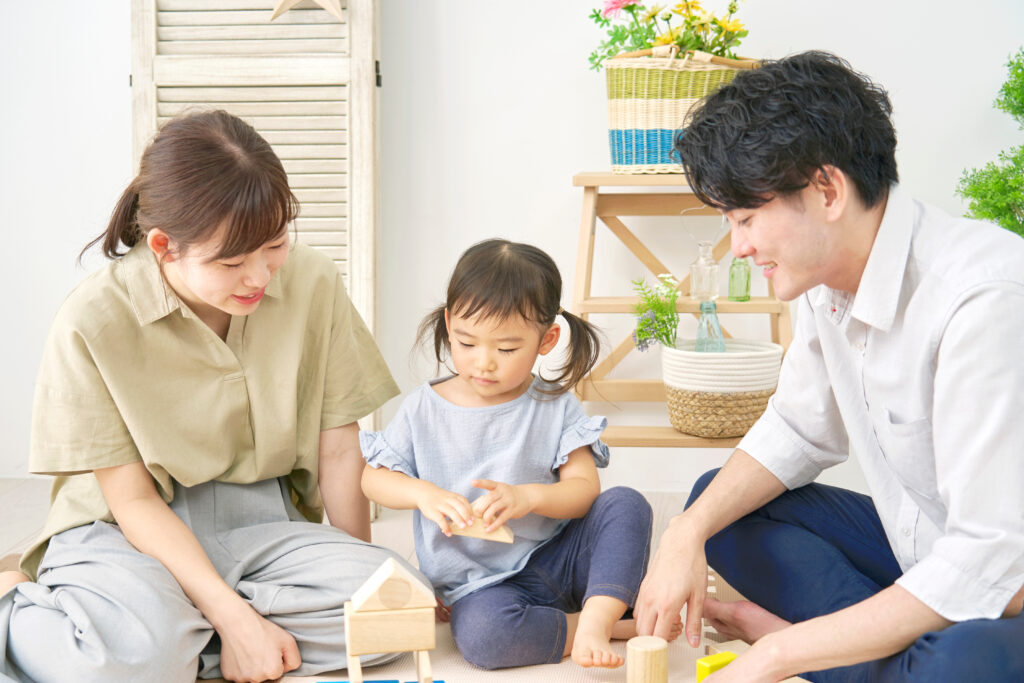 沖縄県豊見城市で子育てしやすいリビングづくりを考える家族の快適な住まい