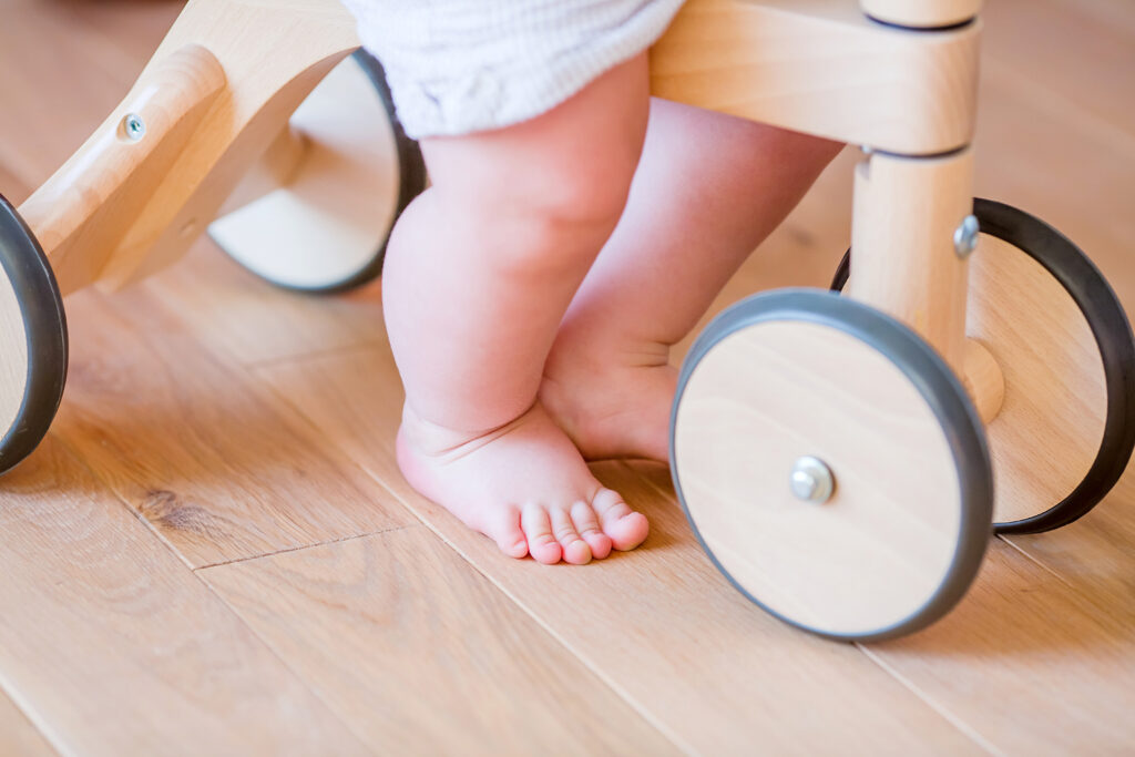 子どもの転倒や家具への衝突を防ぐために安全対策を施したリビング
